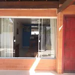 Casa agradável com piscina em condomínio fechado