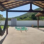 Casa agradável com piscina em condomínio fechado